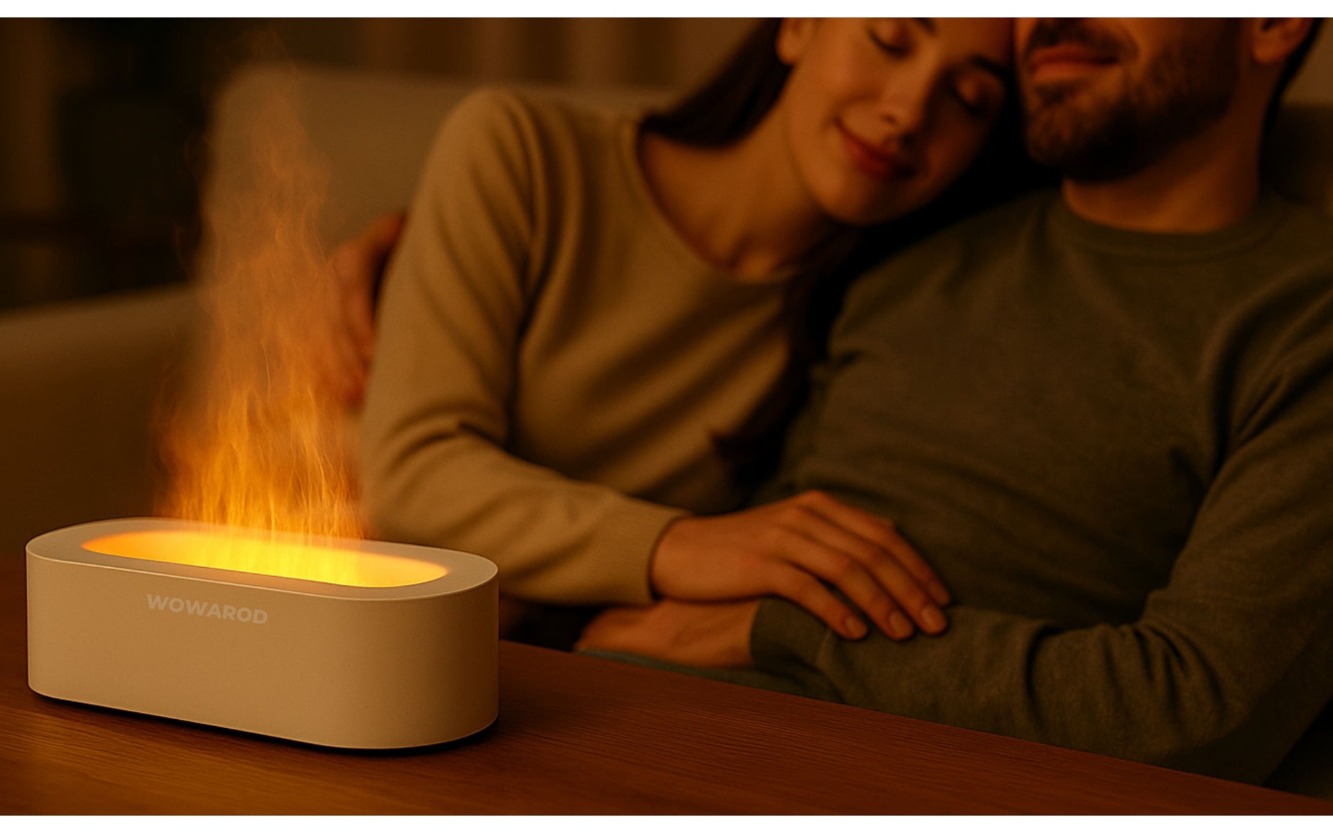FYRA difusor blanco con efecto llama naranja junto a pareja relajada | FYRA white diffuser with orange flame effect next to relaxed couple